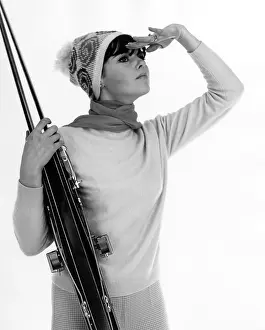 Bobble: MODEL WITH SKIS