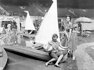 Displaying: Models displaying a sailing dinghy