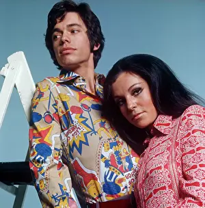 Mascara: Models with patterned groovy shirts