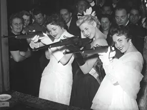 Wiedemann: Three models with rifles, Munich