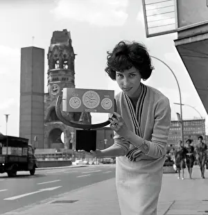 Europhotodb: Modern clock as guest present for Kennedy