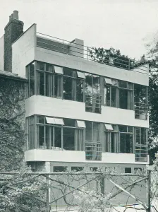 Amyas: Modernist House Extension, Redhill