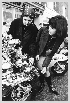 MODS ADMIRE A LAMBRETTA