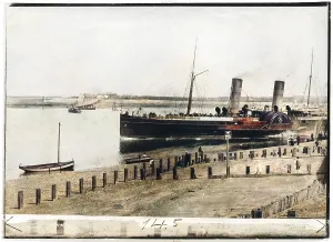 Monas: Mona's Queen Paddle steamer leaving port