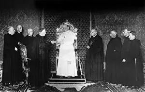 Researches: Monks present Pope Pius XI. a revised Bible, 1934