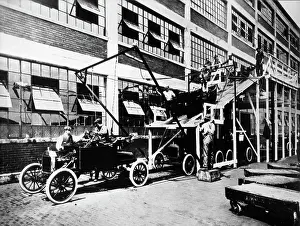 Montage of the car model Tin Lizzy in the Ford plants in