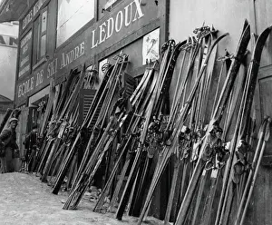Montagne: In Montagne some rented ski wait fur
