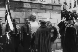 Emil: Monument to Emil von Behring in Marburg, 1940