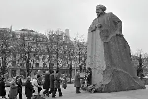 Marx: Monument to Karl Marx