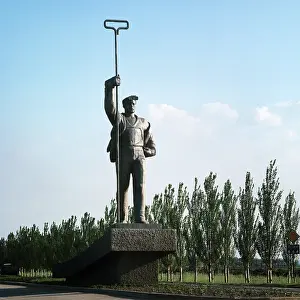 Driveway: Monument to metal worker in Zhdanov, 1977