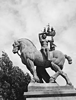 Mares: Monument on the Plaza de Catalunya