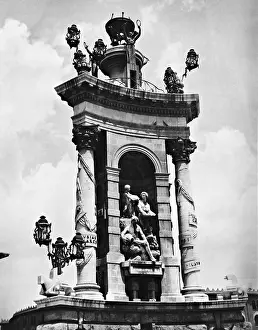 Despanya: Monument at the Plaza d'Espanya, 1936