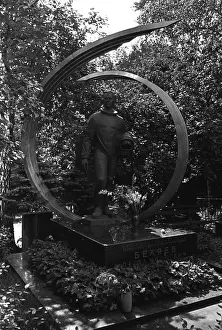 Novodevichy: Monument to Soviet cosmonaut Pavel Belyaev, 1973