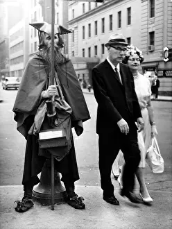Ignore: Moondog (aka Louis Hardin) on the streets ?