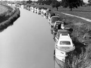 Huntington: MOORED CANAL BOATS