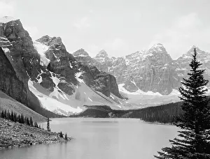 Banff: Moraine - Lake - Ten Peaks - Canada