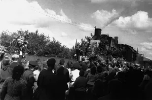 Belorussky: Moscovites welcoming back Soviet soldiers