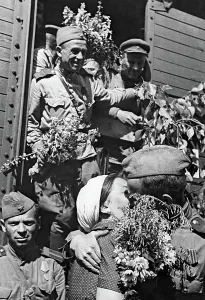 Belorussky: Moscovites welcoming back Soviet soldiers