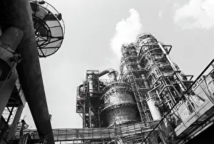 Cracking: Moscow oil refinery, 1993
