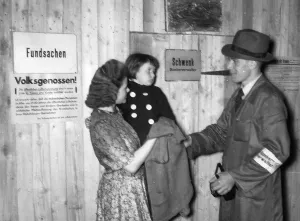 Notices: Mother and child with a bunker administrator, 1943
