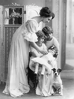 Instructs: Mother with children, around 1900