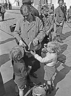 Cuts: Mother with two children, 1938