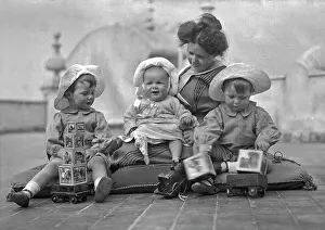 Sunhat: Mother and three children
