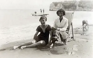 Ritish: Mother and daughter on the beach - Devon