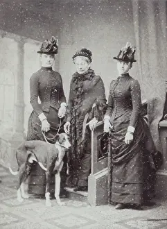 Fiume: Mother with two daughters and dog
