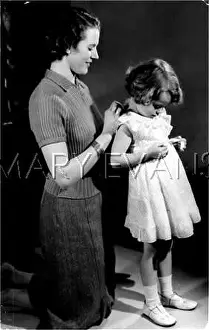 Fastens: MOTHER DRESSES DAUGHTER