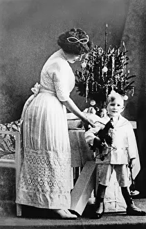 Tinsel: Mother and son in front of the Christmas tree, 1900