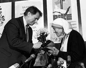 Awarding: Mother Teresa in Moscow, 1987