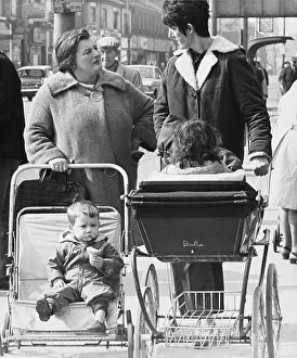 Cornet: Mothers and their children stop for a chat