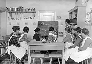 Housekeeping: Mothers school run by the Froebelverein, around 1910