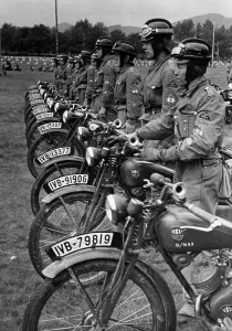 Dies: Motor HJ members at the inspection of the motorcycles, 1