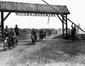 Potsdamer: Motor HJ members during training rides, 1938