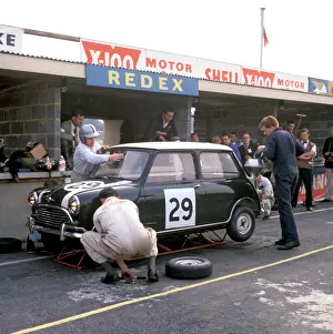 Gp Archive Collection: Motor racing Brands Hatch, England