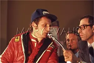 Lauda: Motor racing Ferrari pits
