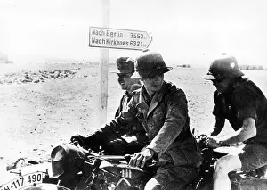 Distances: Motorcycle crew in the Libyan desert, WW2