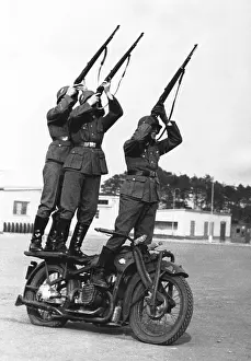 Knees: Motorcycle rifle team at a presentation in Stahnsdorf, 1