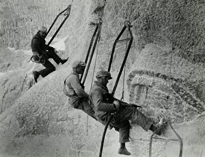 Jeffersons: Mount Rushmore workers hanging in swing seats