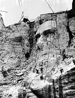 Resume: MOUNT RUSHMORE, workers resume work on Abraham ?