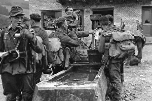 Canteens: Mountain infantry during a march