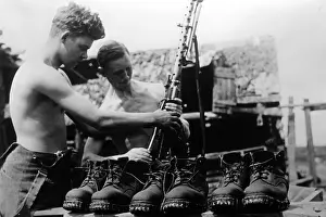 Theodor: Mountain troops cleaning their equipment, 1942