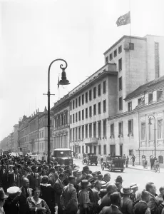 Therefore: Mourning for the dead of Deutschland in Berlin, 1937