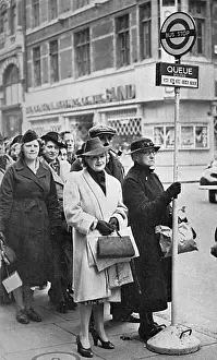 Moveable: Moveable bus stop arrives in London, WWII