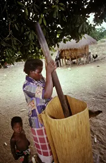 Mealies: Mozambique, Mavume, Inhambane - grinding maize, central