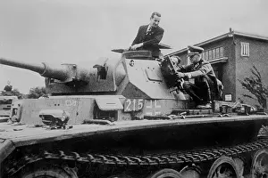 Continuous: Munitions workers visit a tank division, 1942
