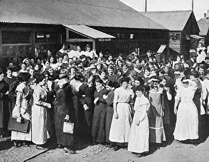 Canteens: Munitions workers waiting for the tea hooter, WW1