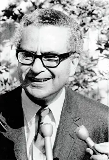 Gell: MURRAY GELL-MANN, Talks with newsmen at ?